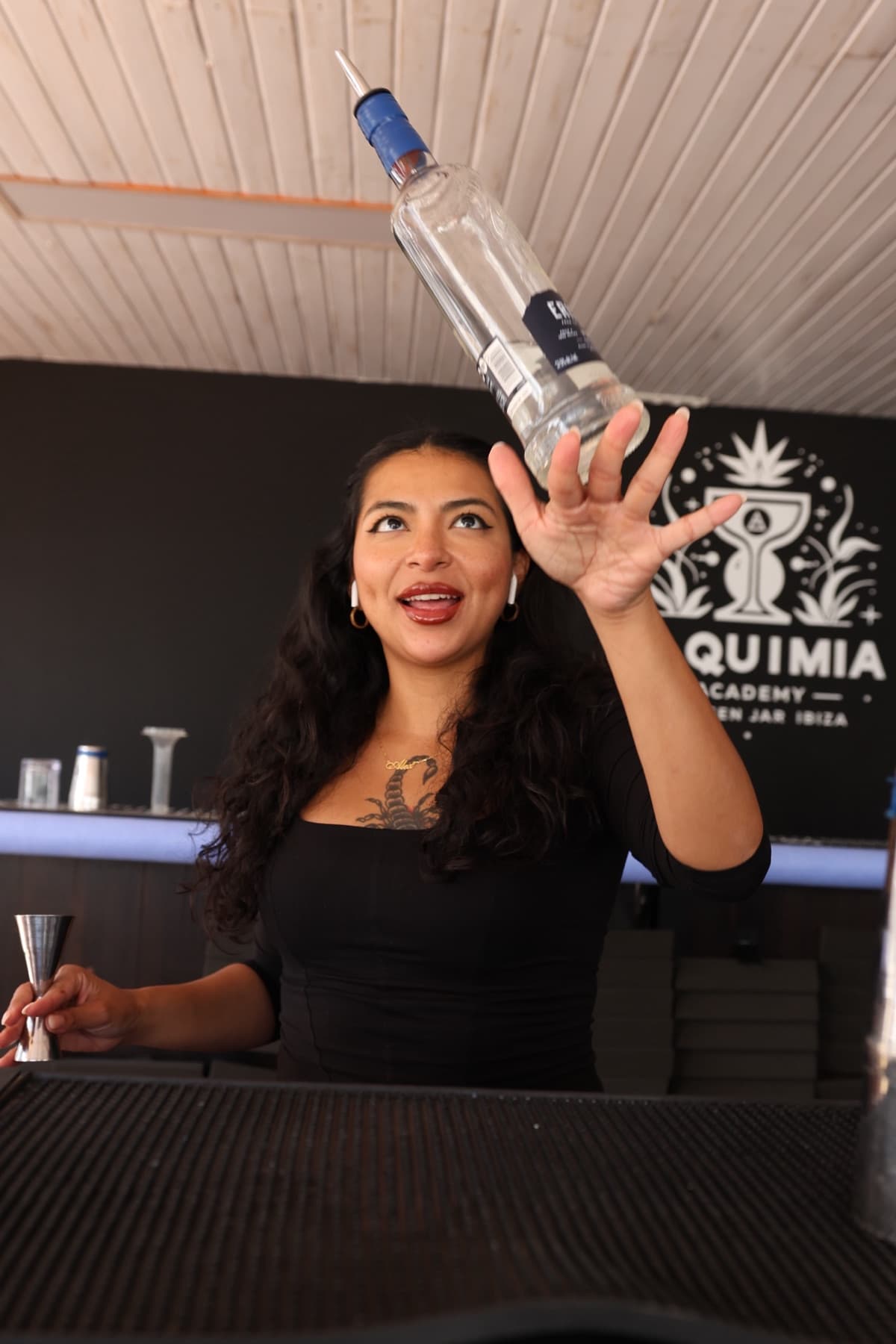 Bartender practicando flair en clase de coctelería acrobática