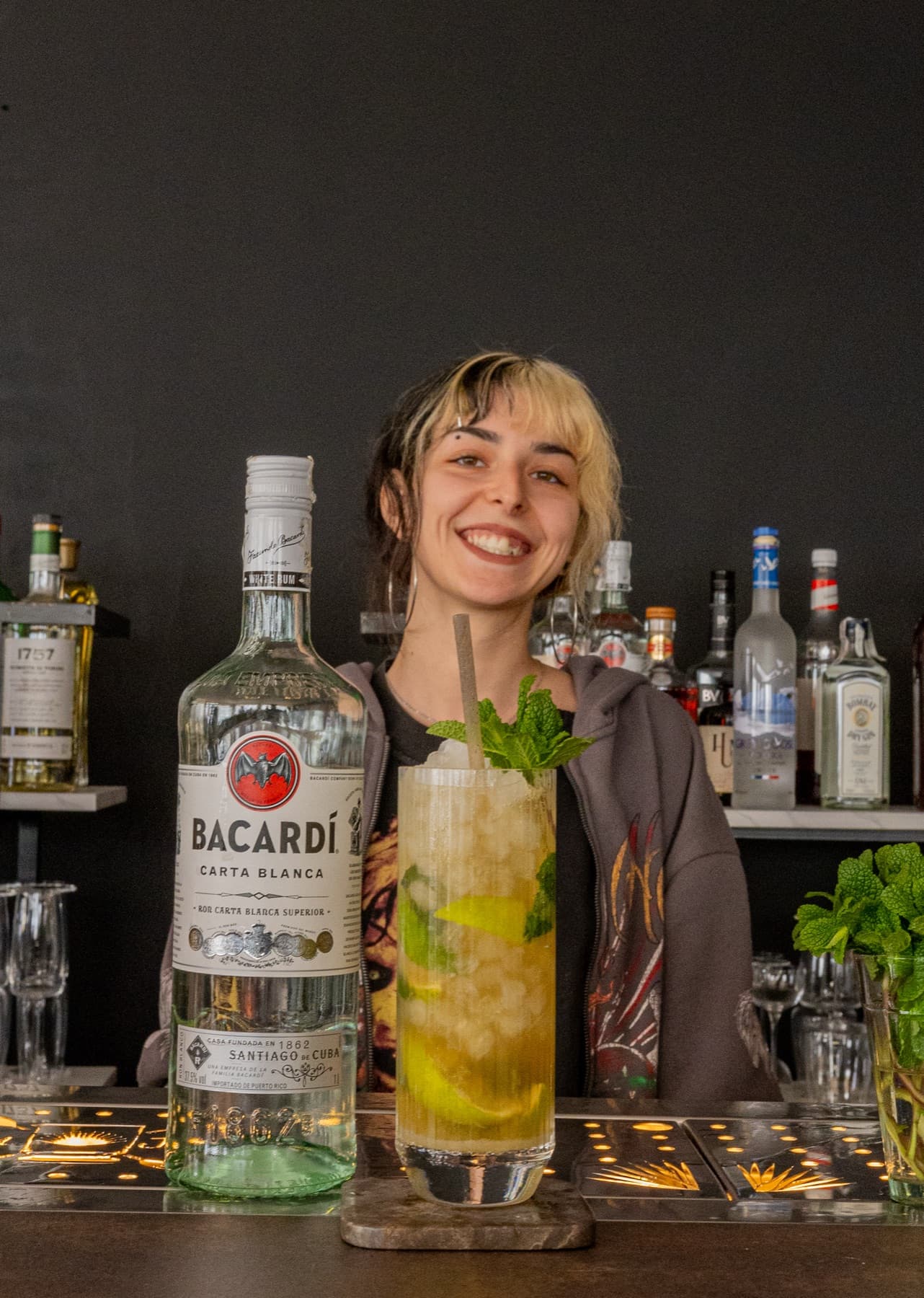 Alumna preparando un mojito en el laboratorio Alquimia