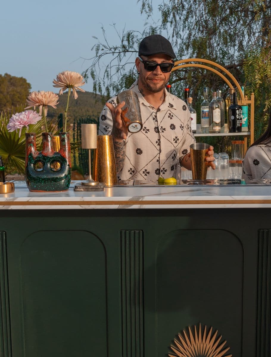 Bartender de Green Jar preparando un cóctel en barra móvil en Ibiza